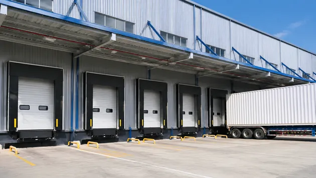 Third-party logistics facility with reconfigurable warehouse door layout